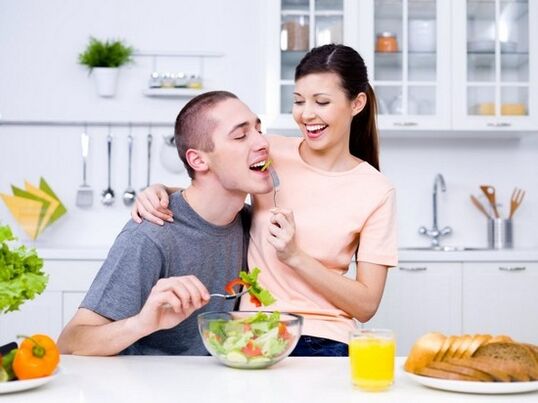 жената храни мъж с продукти за естествено повишаване на потентността