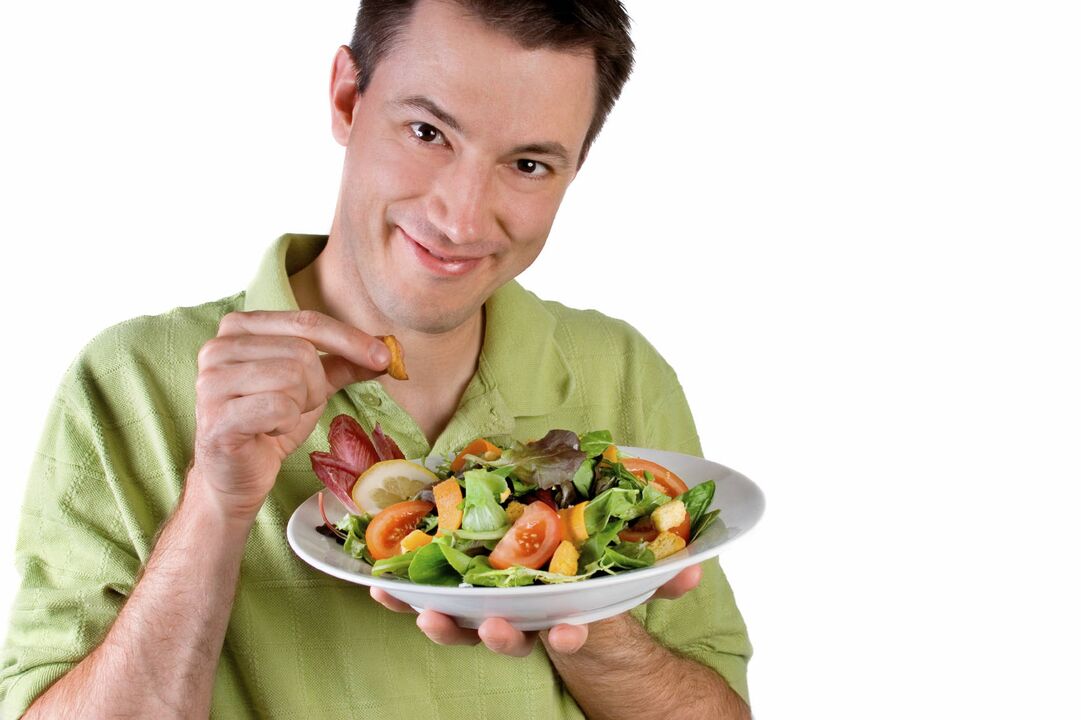 човек яде зеленчукова салата за потентност