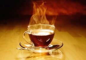 Ароматна напитка на базата на чай, мед и водка за укрепване на мъжката сила